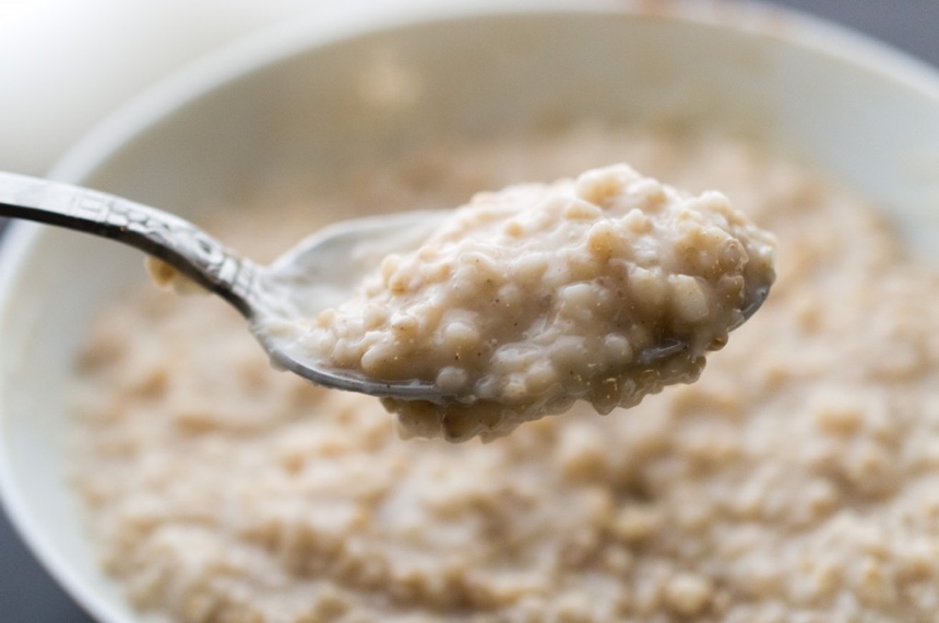 Bubur oat apel kayu manis